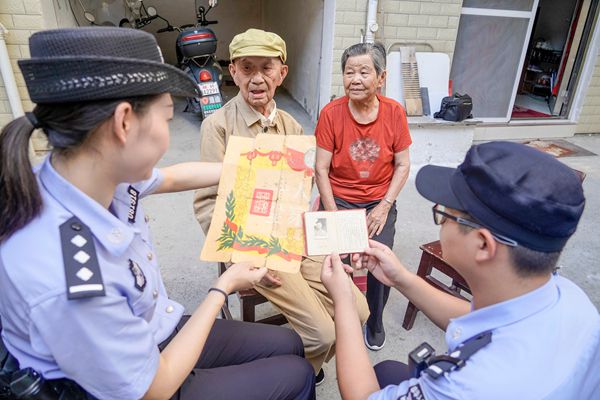 翻看老兵的立功证书.jpg 翻看老兵的立功证书.jpg